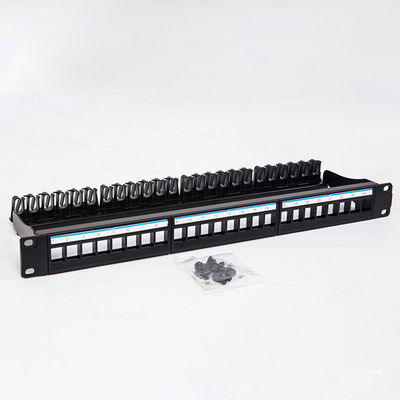 Schwarze Trapezfehlersteckfassungen des freien Raumes RJ45 UTPs 1U des Schalttafel-24 Hafen-CAT6